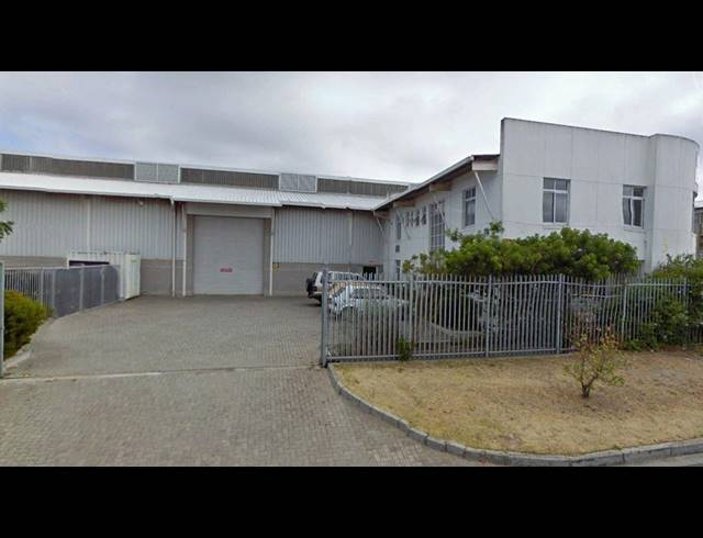 1,004M² WAREHOUSE TO LET IN THORNTON